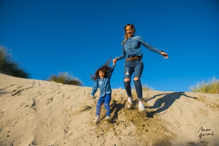 Seance photo mere fille sur la plage, près de Montpellier
