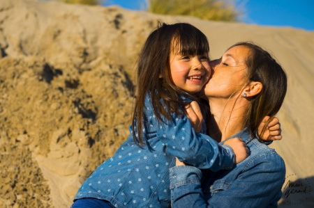 Seance photo mere fille sur la plage, près de Montpellier