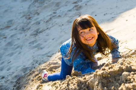 Seance photo mere fille sur la plage, près de Montpellier