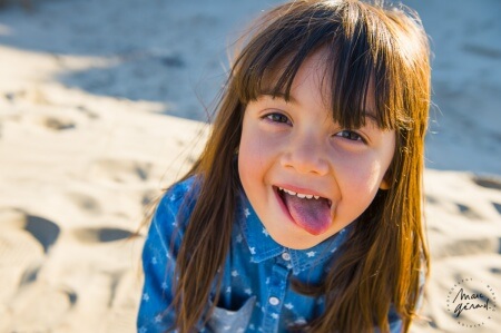 Seance photo mere fille sur la plage, près de Montpellier