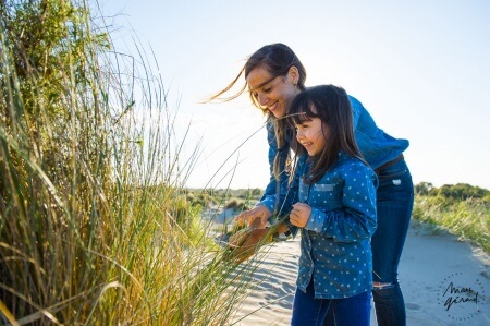 Seance photo mere fille sur la plage, près de Montpellier