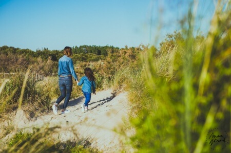 Seance photo mere fille sur la plage, près de Montpellier