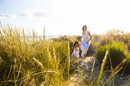 Seance photo mere fille sur la plage, près de Montpellier