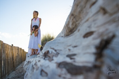 Seance photo mere fille sur la plage, près de Montpellier