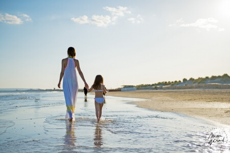 Seance photo mere fille sur la plage, près de Montpellier