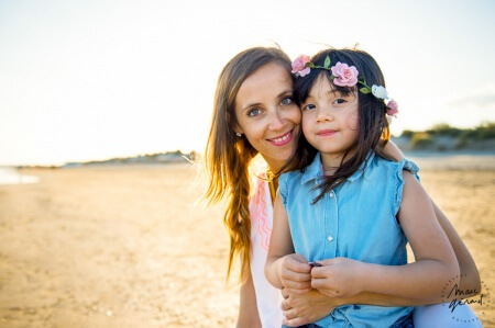 Seance photo mere fille sur la plage, près de Montpellier