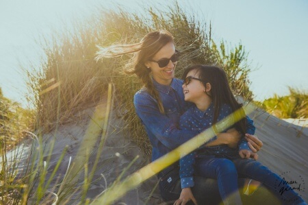 Seance photo mere fille sur la plage, près de Montpellier