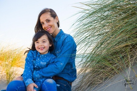 Seance photo mere fille sur la plage, près de Montpellier