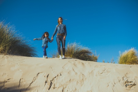 Seance photo mere fille sur la plage, près de Montpellier