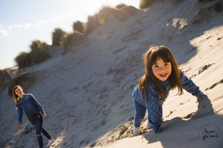 Seance photo mere fille sur la plage, près de Montpellier
