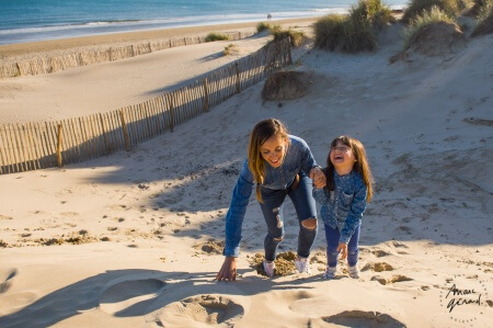 Seance photo mere fille sur la plage, près de Montpellier